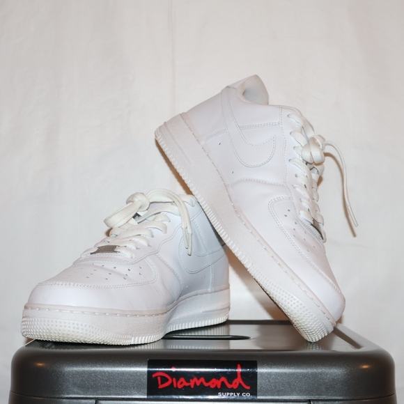 Nike Air Force 1 '07 in Triple White - Picture 5 of 10